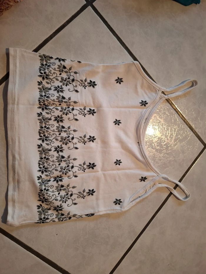 Top blanc avec fleure