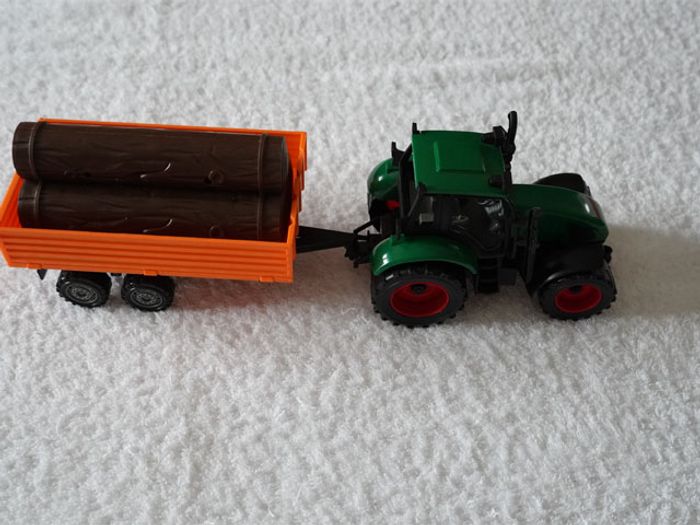Joli tracteur à friction avec sa remorque qui se lève
