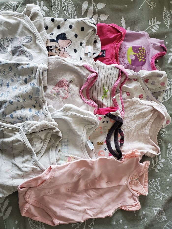 lot de 13 bodies 6 mois