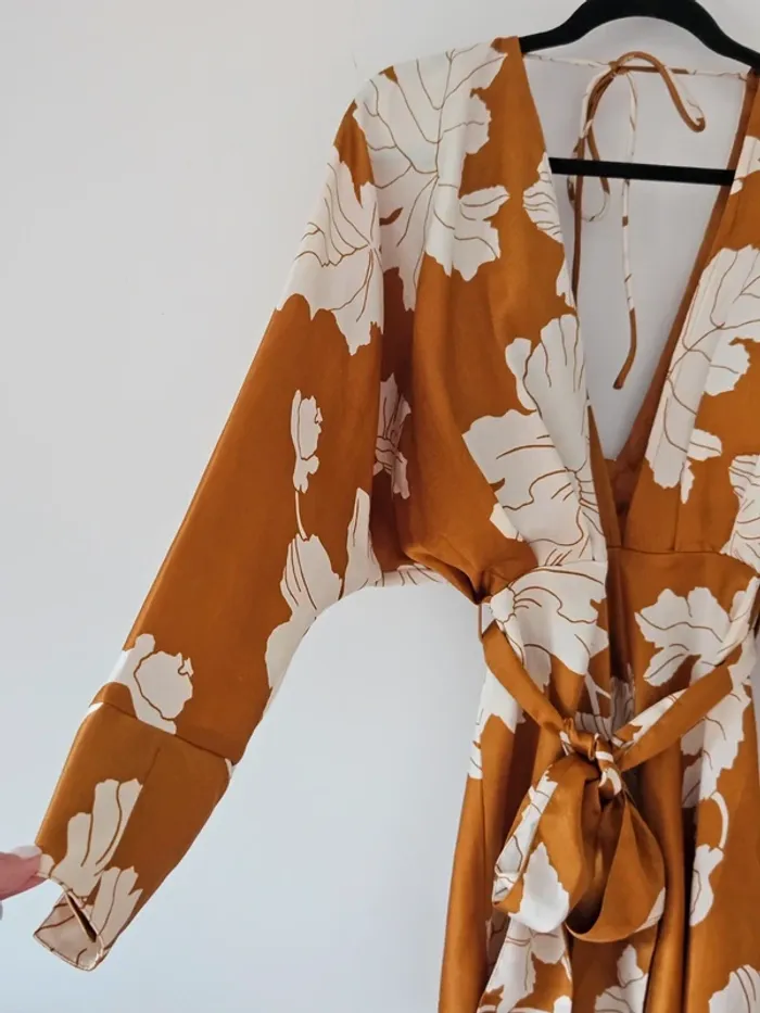Robe courte fleurie boutonnée nouée en satin manches chauve-souris orangée Asos taille 42 / XL - photo numéro 3