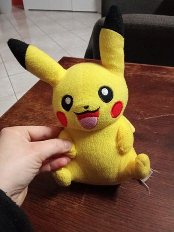Peluche Pikachu 