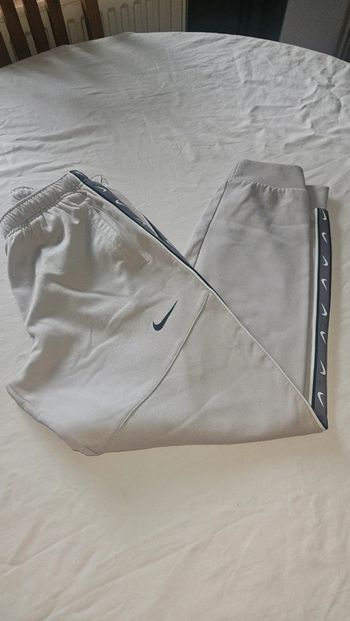 Jogging Nike beige avec bande grise- Taille 14 ans