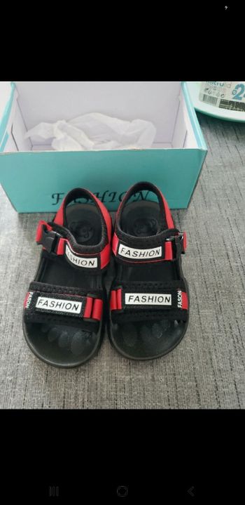 sandale garçon rouge et noir t 25 neuve