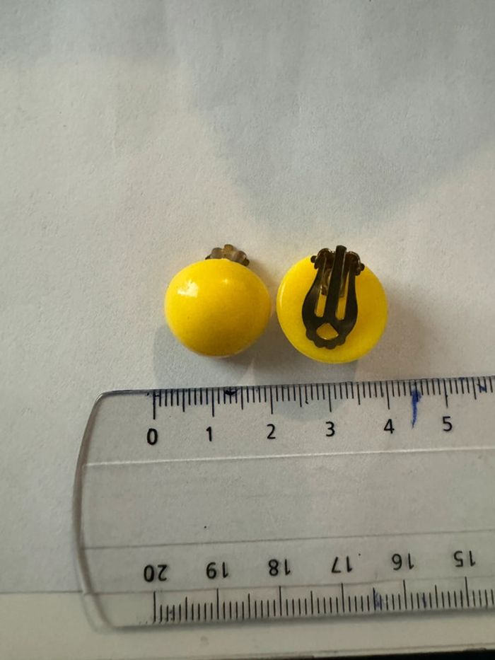Boucle d’oreille jaune en plastique vintage