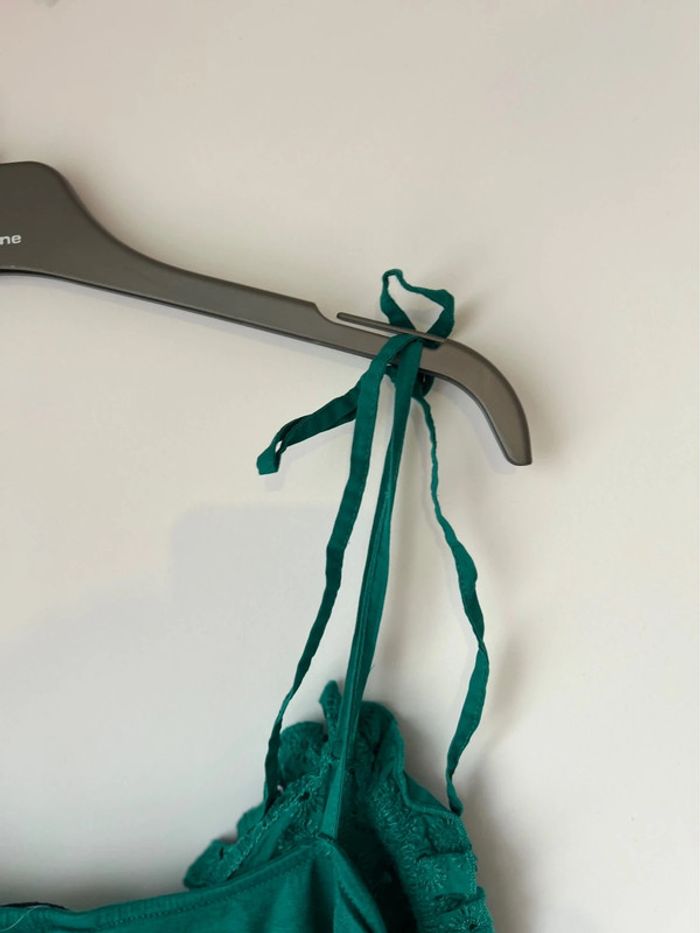 Débardeur fines bretelles romantique vert avec broderie anglaise Naf Naf - photo numéro 4