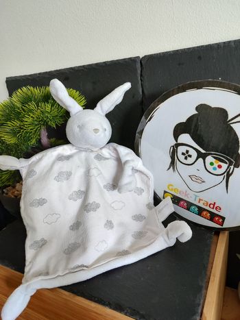doudou lapin absorba blanc gris nuage plat carré noeud Peluche DD003327