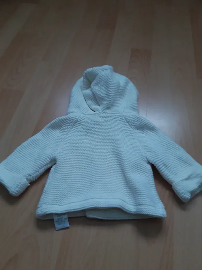 Jolie veste en maille avec capuche 1 mois - photo numéro 7