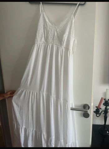 Robe en dentelle dos nue brodé