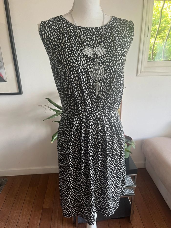 Robe chic fluide sans manches imprimée motifs - photo numéro 3