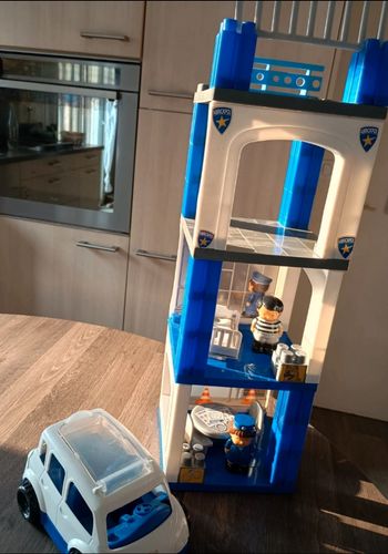 Commissariat Police avec personnages et voiture