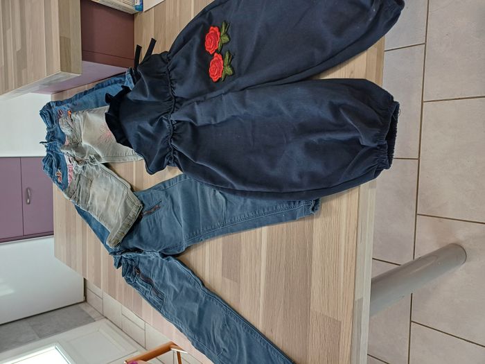 1 salopette et 3 jeans filles Taille 4 ans