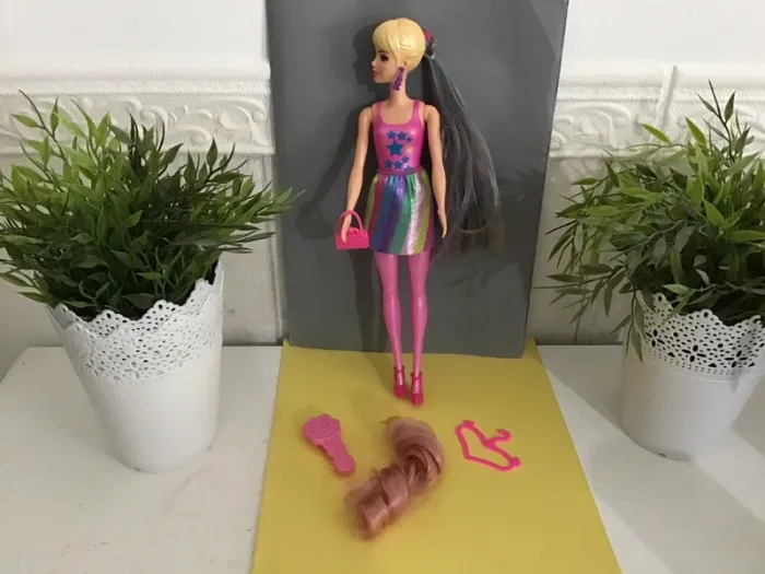 Barbie originale avec 2 perruques