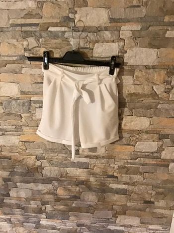 Short blanc taille 36 avec ceinture