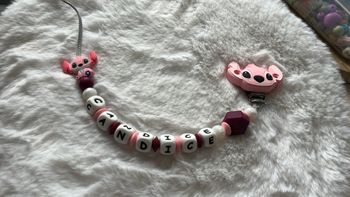 Attache tétine stich rose