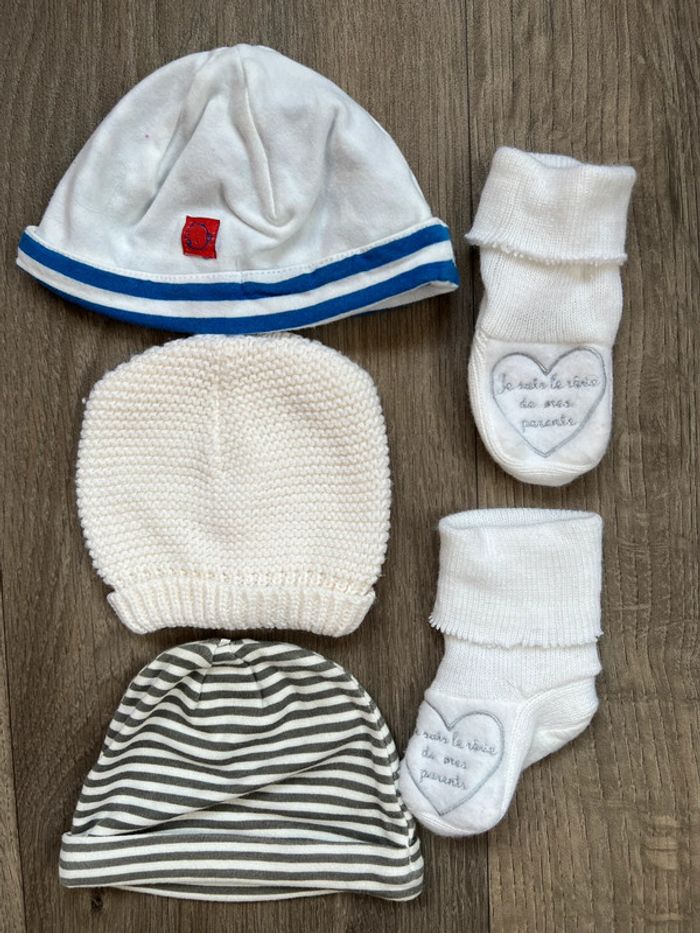 Lot de 3 bonnets et chaussons naissance