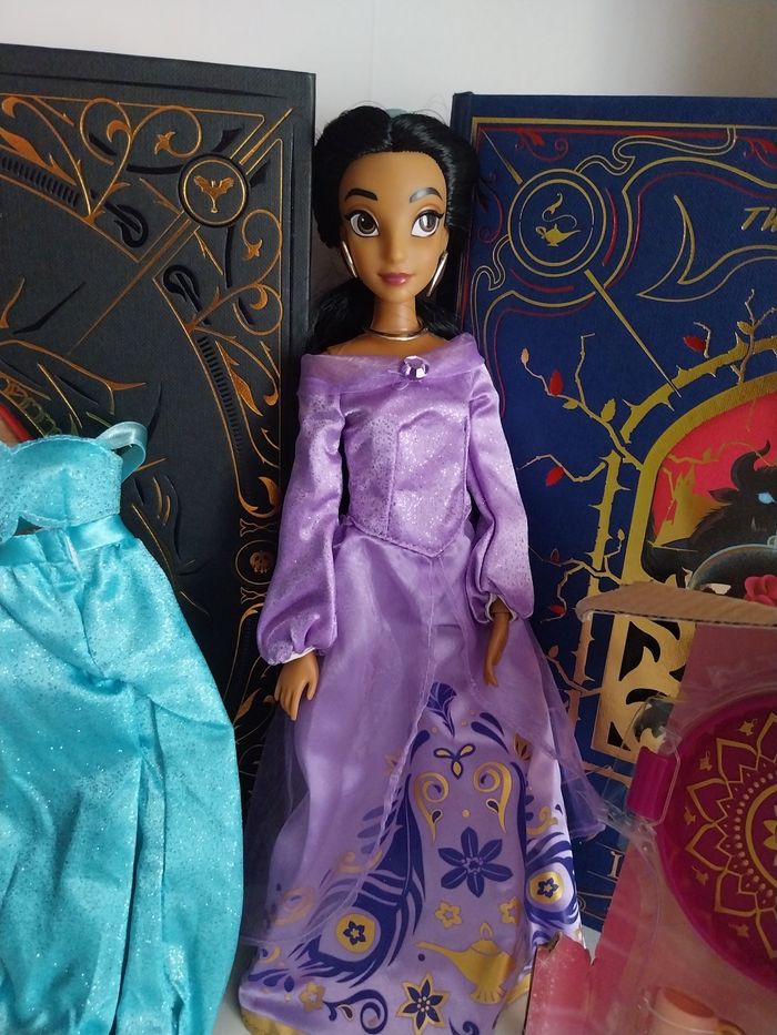 Poupée Jasmine en robes violette et verte + service à thé- Coffret de poupées Aladdin Disney - photo numéro 3