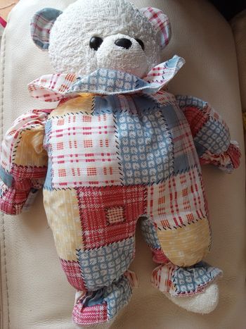 Peluche ours  tissu blanc éponge bouclettes carrés carreaux multicolores vintage ancien environ 30 ans d'occasion usure sur la truffe corps  tissu