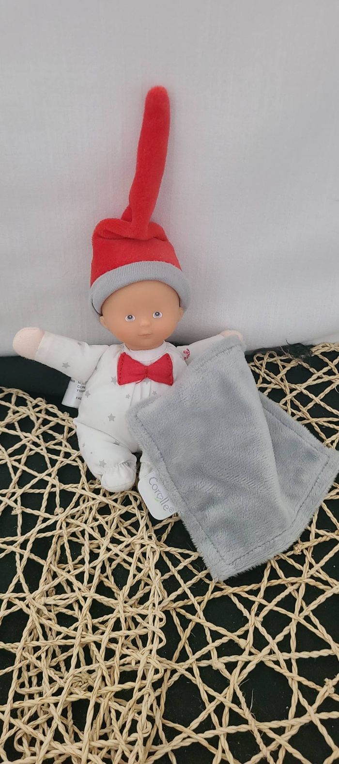Doudou poupée bébé mouchoir blanc gris rouge Minirêves COROLLE