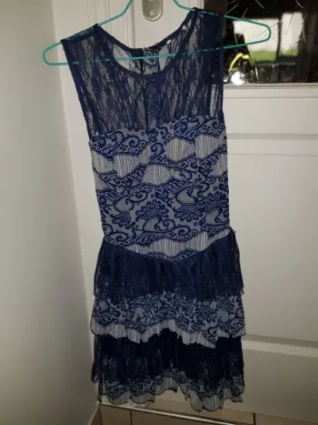 Robe dentelle à volants