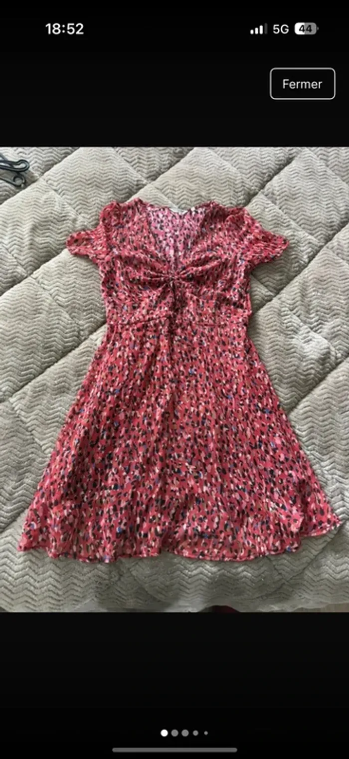 Robes Naf Naf fleurie 36/38 en très bon état Manches courtes