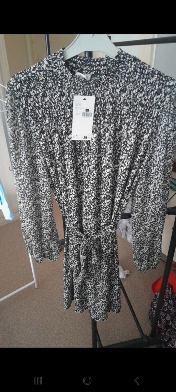 Robe noire cache cache