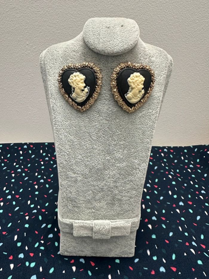 Boucles d'oreilles coeur noir et doré avec camée
