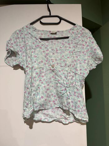 Blouse bleue claire et fleurie
