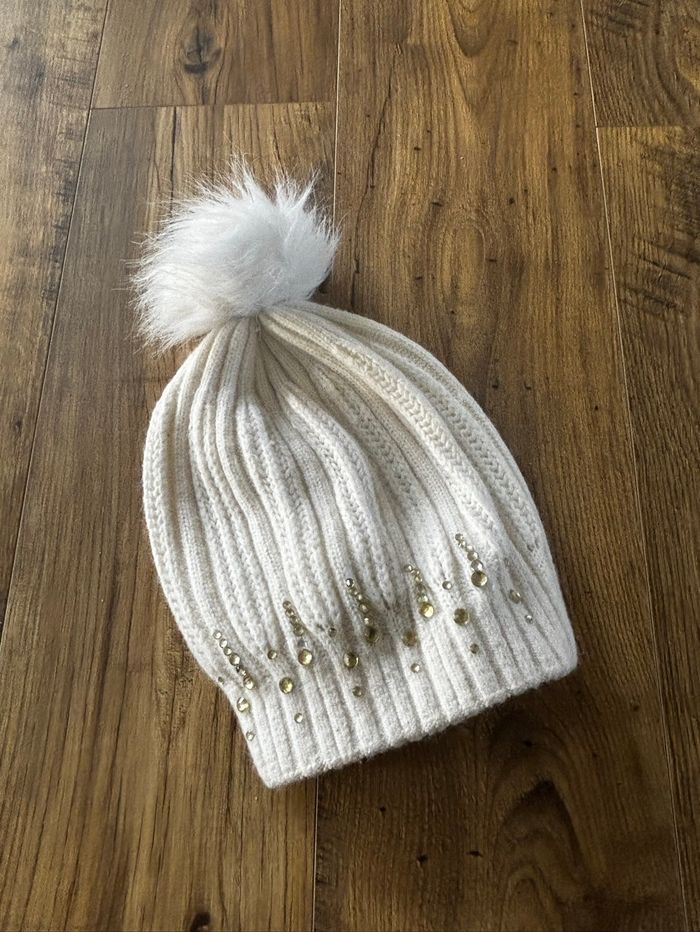 Bonnet pompon et strass