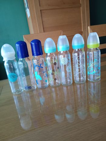 Lot de 7 biberons en verre