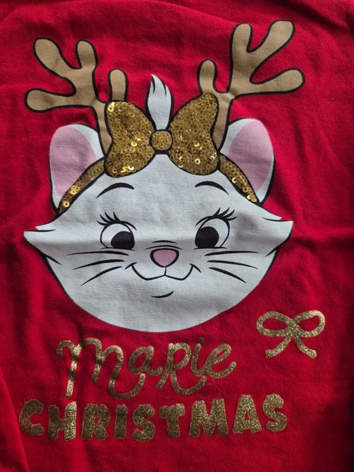 T-shirts de Noël Disney 6 ans en très bon état ! - photo numéro 3