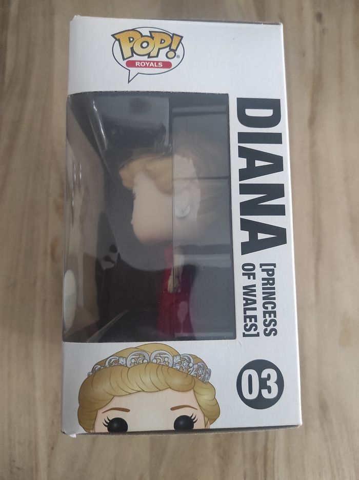 Figurine Funko pop Diana 03 chase edition ( Lady Di , Princess of Wales ) - photo numéro 4