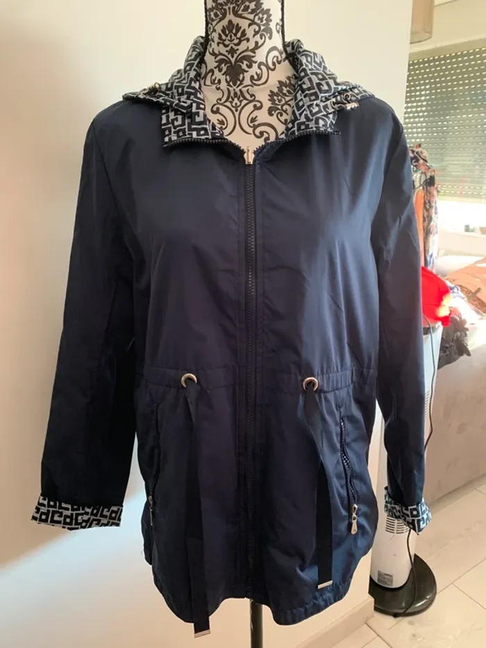 Veste imperméable réversible.