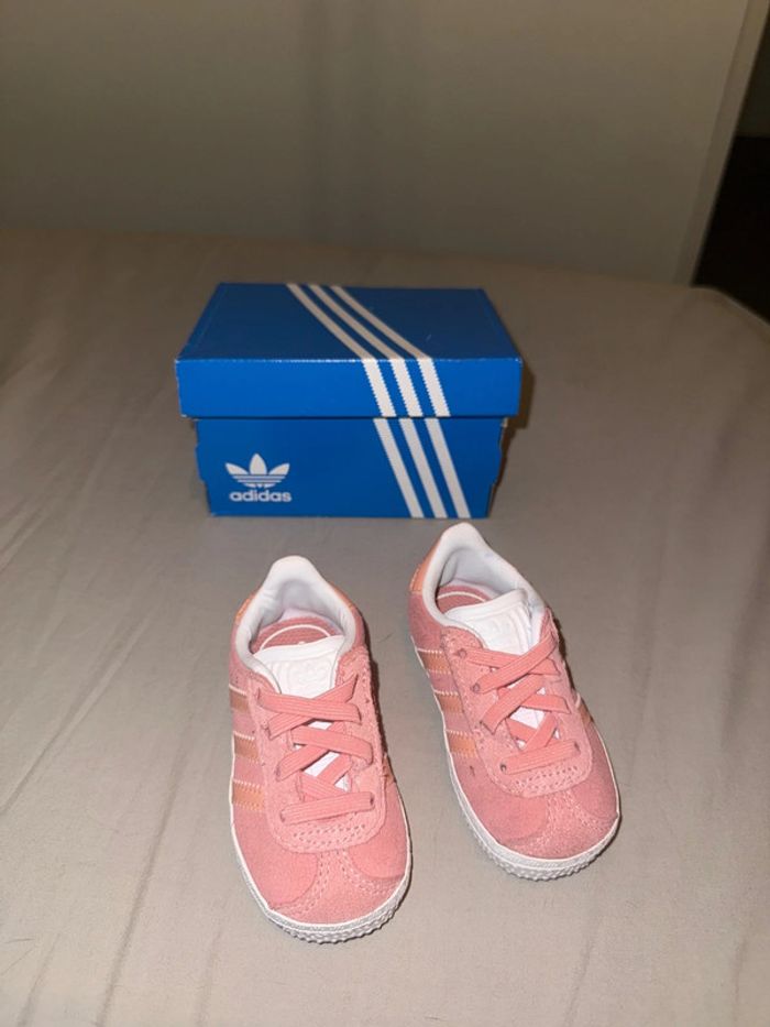 Basket Adidas gazelle rose 19