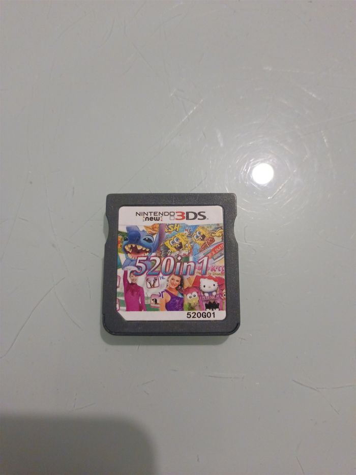 Carte R4 ace3ds+ sous l'étiquette 510 jeux en 1
Carte pour y mettre vos jeux ds
Pas de jeux sur la carte mais prête à l'emploi
Livre avec microsd de 8 go
Carte prête pour jouer