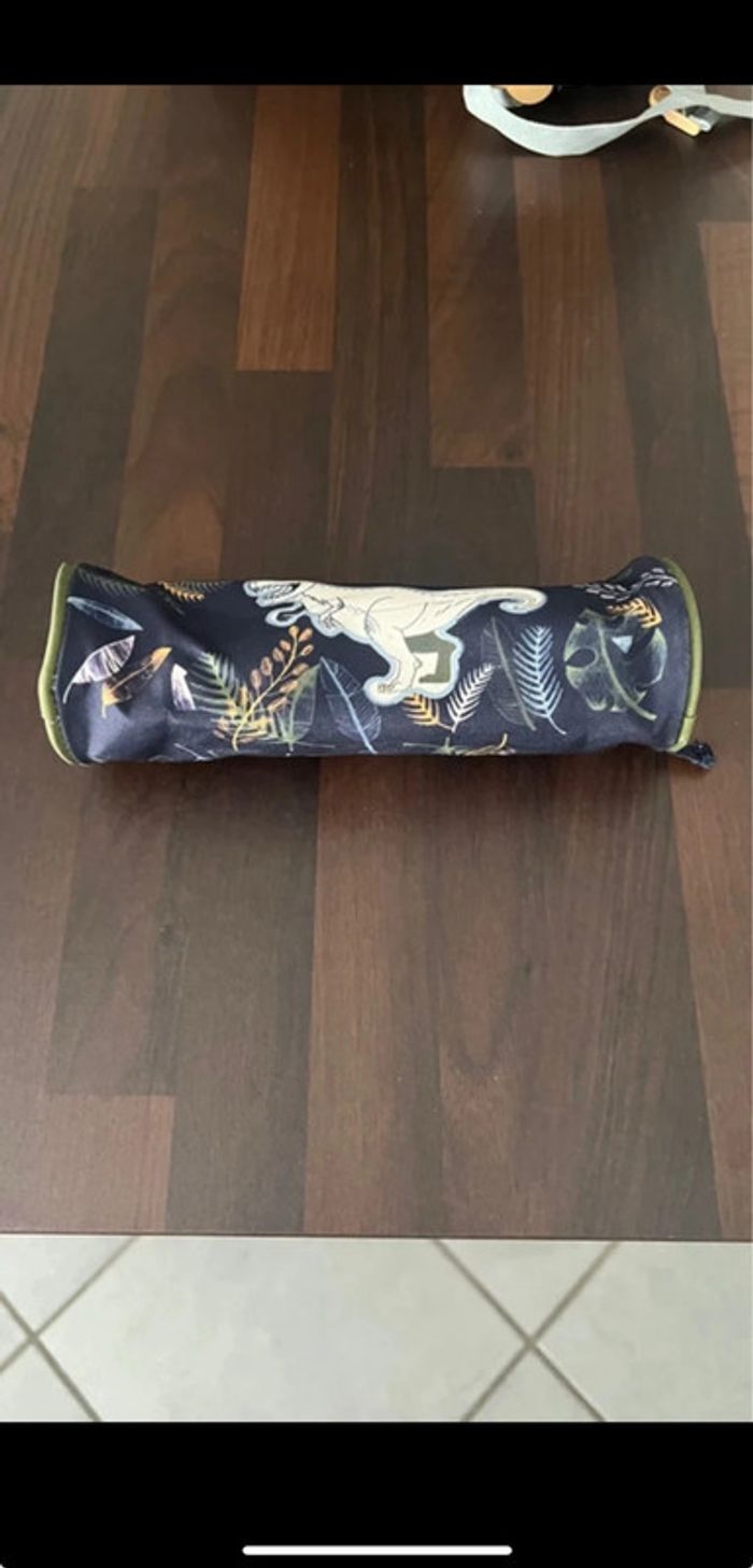 Cartable dinosaure avec trousse assortie en très bonne état taille 36 cm pour cp/cel Auchan - photo numéro 14