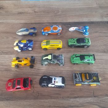 Lot 12 voitures Majorette