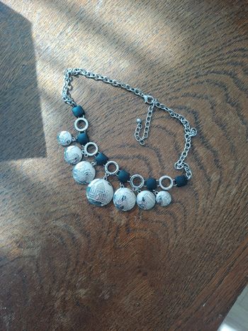 Joli collier fantaisie