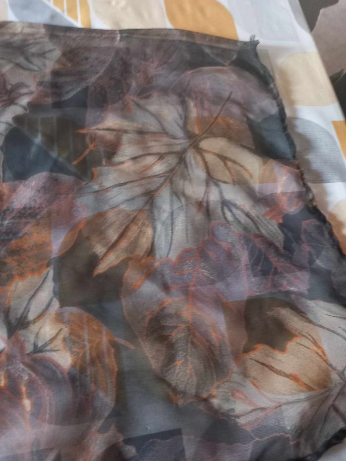 Petit foulard avec fleurs - photo numéro 4
