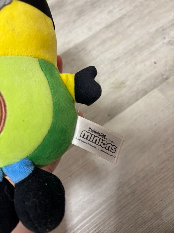 Peluche minions en avocat - photo numéro 3