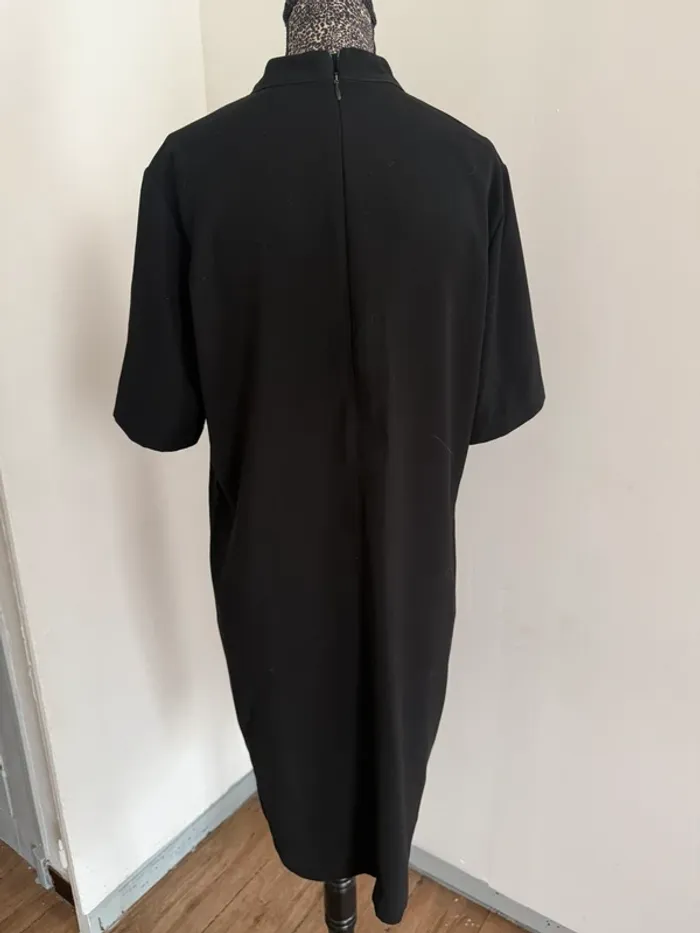Robe noire B.Young manches courtes T.38 – Fermeture dos - photo numéro 2