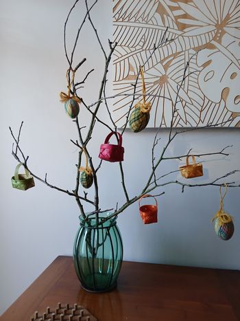 Lot sujets 4 œufs & 4 paniers à suspendre pour arbre Pâques multicolore