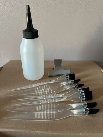 Lot d’accessoires soins cheveux : pinceaux application couleur et flacon mélangeur neufs