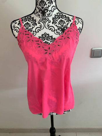 Top ou débardeur fuschia.