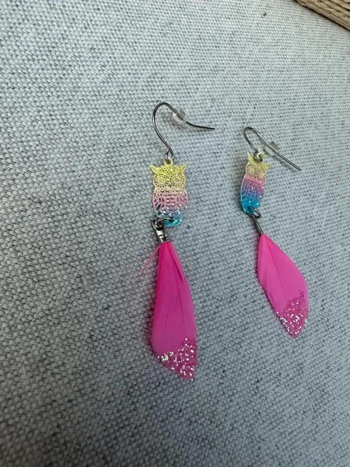 Boucles d'oreilles hiboux et plume rose - photo numéro 3