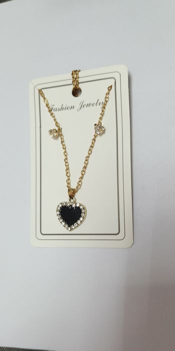 Collier avec boucles d'oreilles coeur neuf 