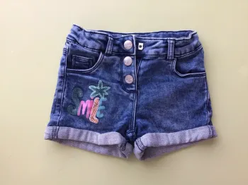 Short fille