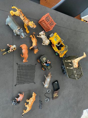 Animaux du zoo + véhicules + cages + personnages