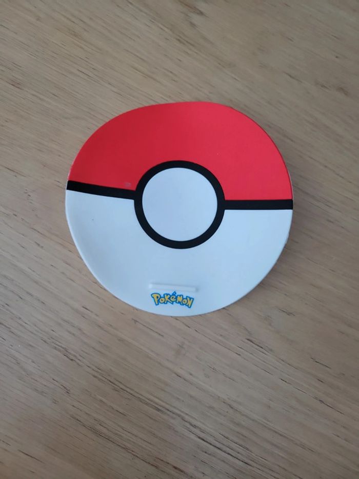 Tapis mini pokemin dessin pokeball idéal pour poser une figurine dessus