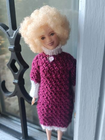 Robe pull rose et blanche pour poupée barbie