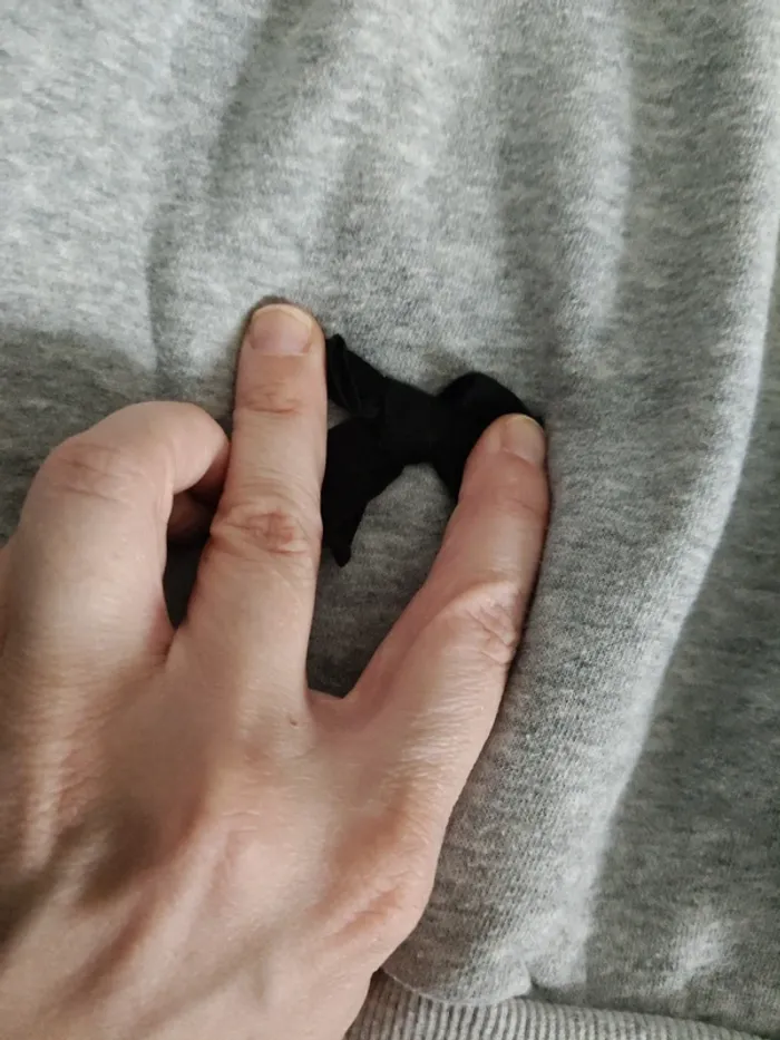 Pull gris H&M petits noeuds noirs 104cm - photo numéro 3